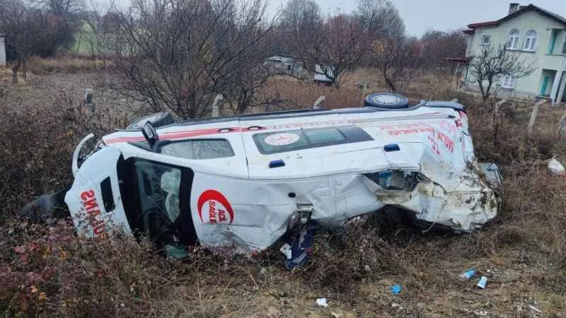 Bitlis'te hasta nakli yapan sağlık ekibi trafik kazası geçirdi: 3 yaralı
