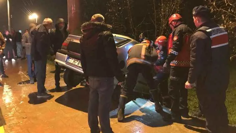 Sakarya’da kontrolden çıkan otomobil direğe çarptı: 4 yaralı