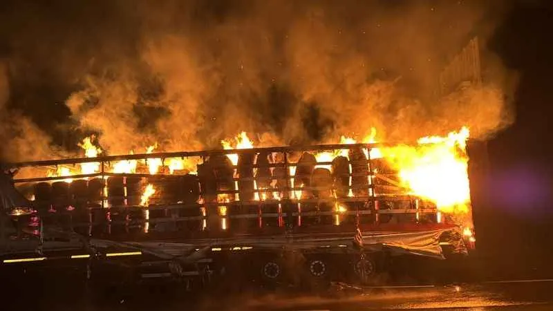 Otoyolda korkutan yangın: Pamuk yüklü tır alev alev yandı