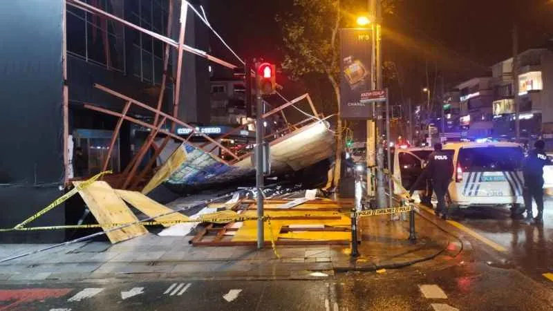Dönüşüme girecek olan olan binayı çevreleyen paneller fırtına nedeniyle devrildi