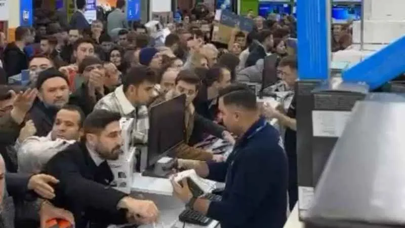 Mağaza açılışında vatandaşların izdihamı kamerada