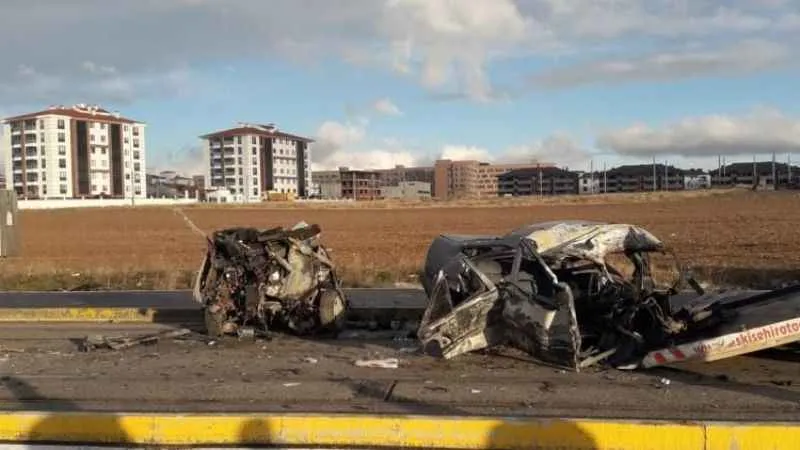 Eskişehir'de direğe çarpan araç ikiye bölündü: 1 ölü, 1’i ağır 3 yaralı