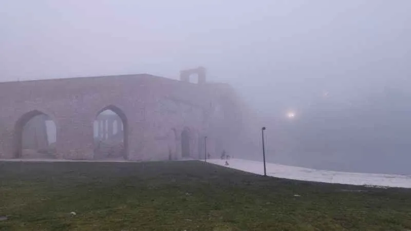 Tarihi Malabadi Köprüsü'nün siste masalsı görüntüsü 