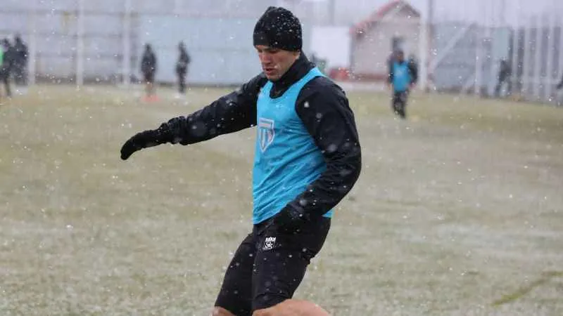 Sivasspor kar altında çalıştı