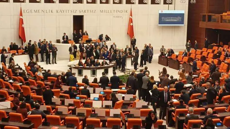 AK Partili milletvekilleri TBMM'de söz verilmemesini protesto etti