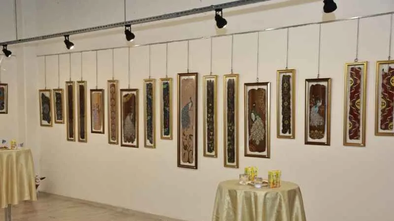 Selçuklu motiflerini ağaç parçalarına işliyorlar