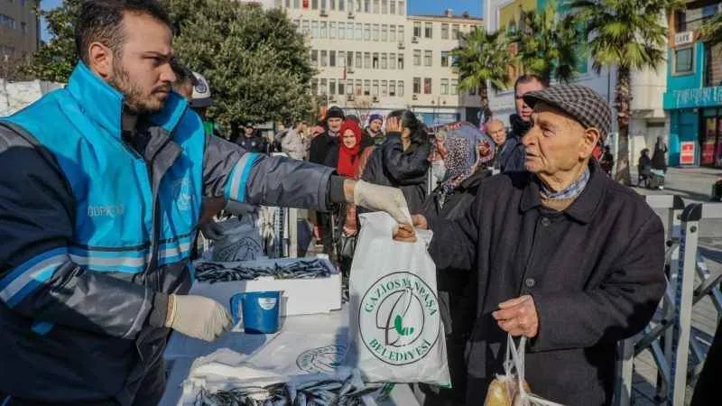 Kaçak avlanılan balıklar vatandaşa dağıtıldı