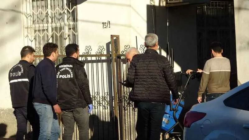 ‘Üzerimde bomba düzeneği var’ diyerek kuyumcuyu soymaya kalktı