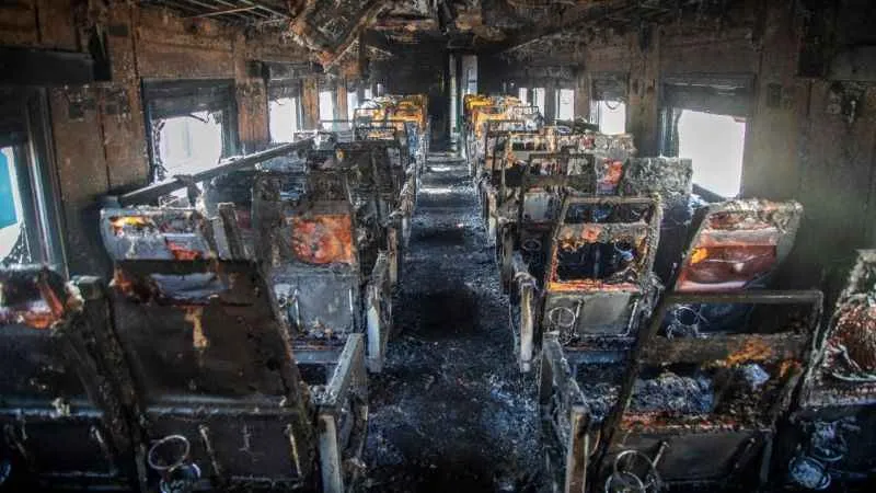 Bangladeş'te tren vagonları ateşe verildi: 4 ölü