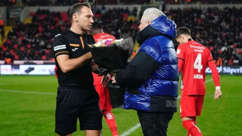 Futbolculardan hakeme saldırıya alkışlı protesto