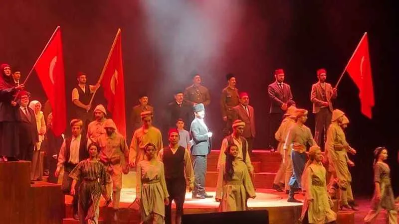 Bakan Tekin, MEB'in düzenlediği tiyatro oyununu izledi