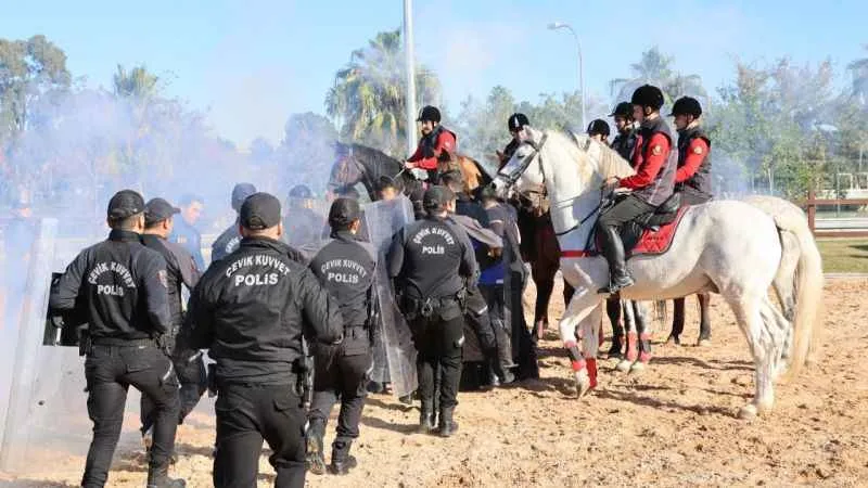 Atlı polislerden nefes kesen tatbikat