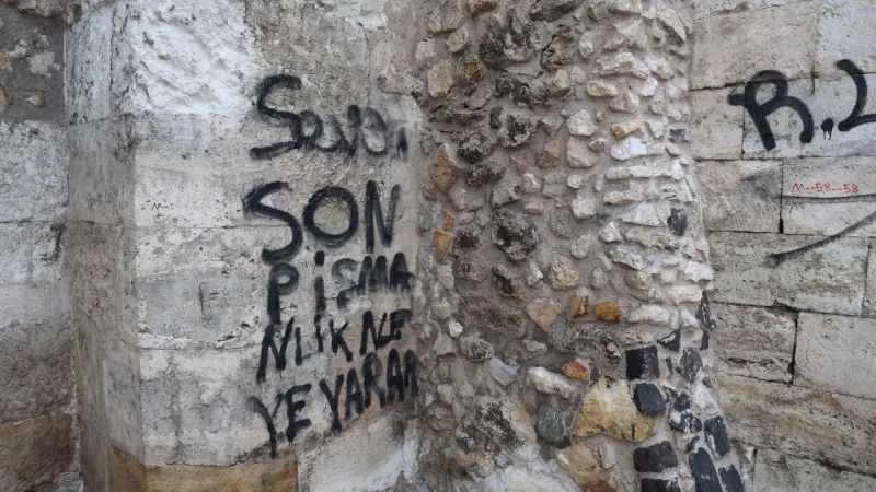 8 asırlık medreseye sprey boyayla yazı yazanlara ceza