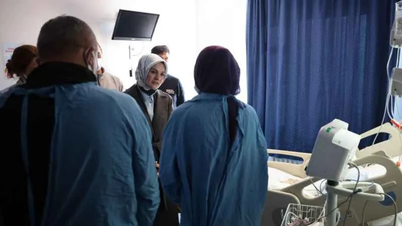 Bakan Göktaş'tan köpeklerin saldırısına uğrayan çocuğa ziyaret