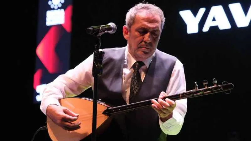 Yavuz Bingöl Bursa'da türkülerle sahnedeydi
