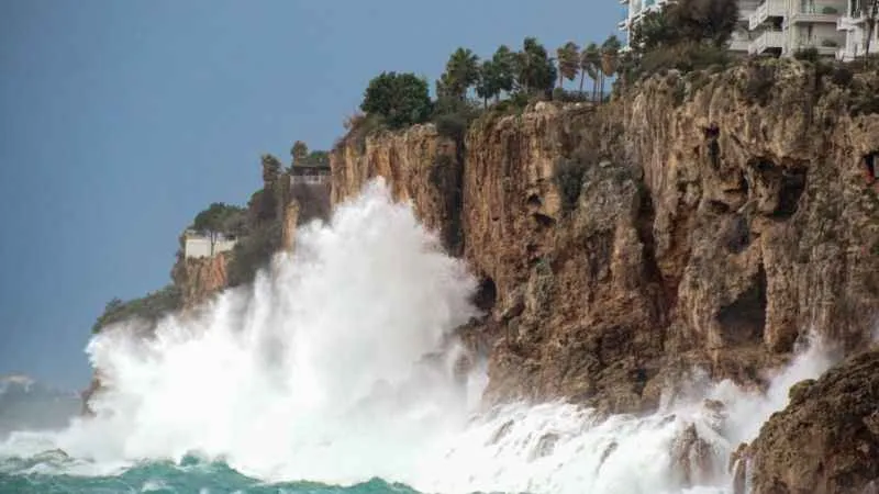 ‘Turuncu’ kod verilen Antalya’da falezlere çarpan dev dalgalar 30 metre havaya yükseldi