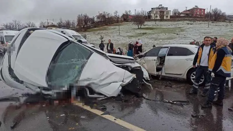 Bingöl’de iki otomobil kafa kafaya çarpıştı: 1 ölü