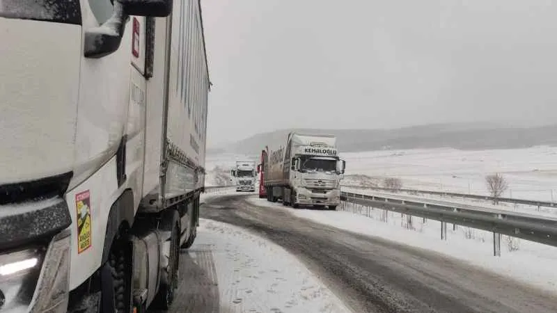 Kar şiddetini artırdı, Ardahan'da tırlar yollarda kaldı