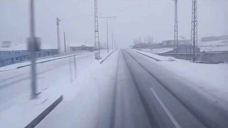Tendürek Geçidi kar yağışı sebebiyle ulaşıma kapandı