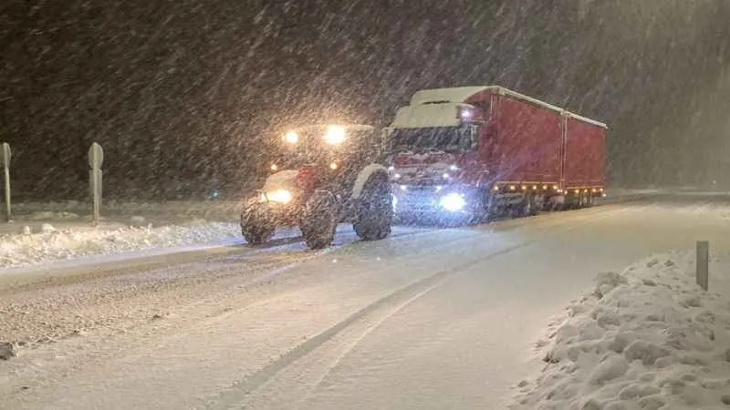 Ilgaz Dağı'nda yolda mahsur kalan araçlar traktörlerle çekildi