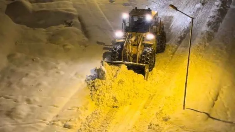 Yüksekova'da 30 santimlik kar hayatı olumsuz etkiledi