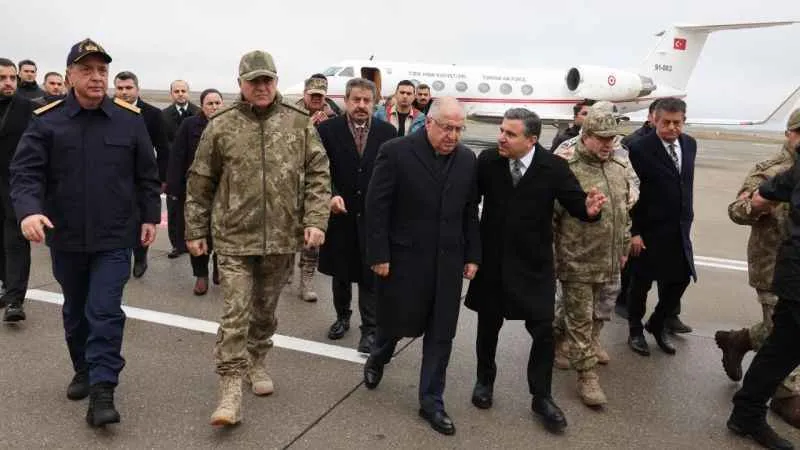 Bakan Güler ve komutanlar sınır hattında
