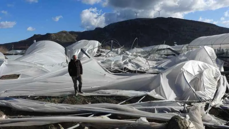 Hatay’da hortum seraları vurdu
