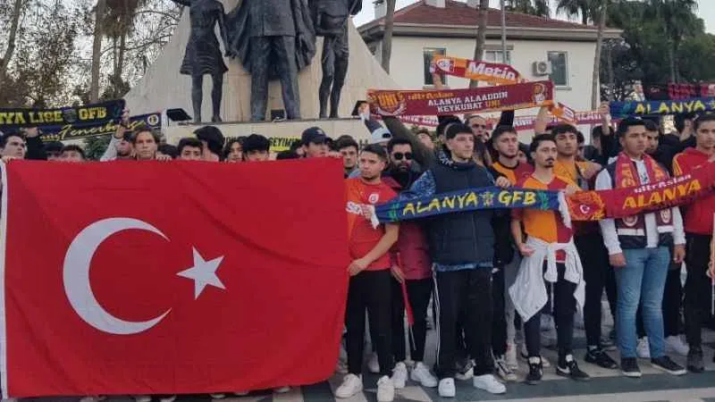 Antalya'da yüzlerce kişi teröre tepki gösterdi