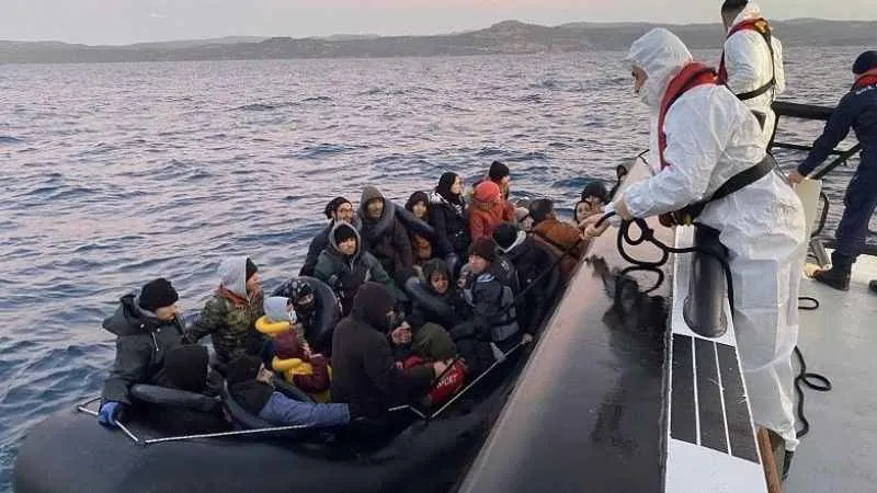 Ayvalık'ta üç ayrı operasyonda 128 kaçak göçmen yakalandı