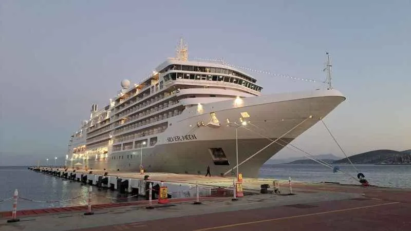 Kuşadası'na son ziyaret Silver Moon'dan