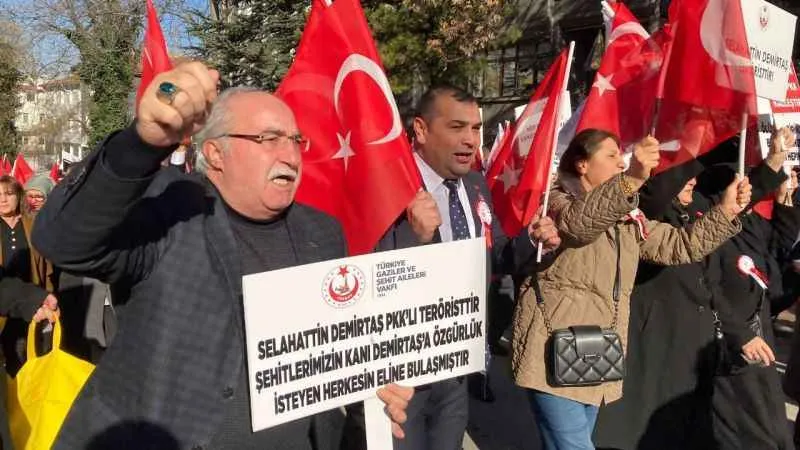 DEM Parti önünde eylem