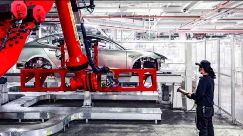 Tesla fabrikasındaki robotun mühendise saldırdığı ortaya çıktı