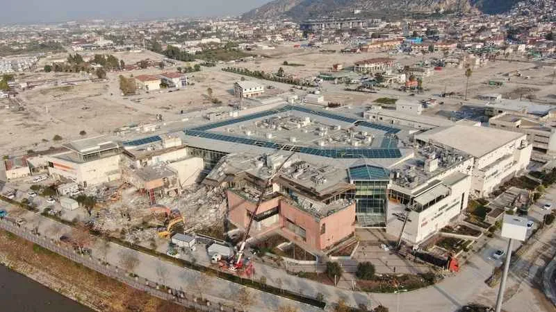 Hatay'ın devasa AVM'sinde yıkım başladı