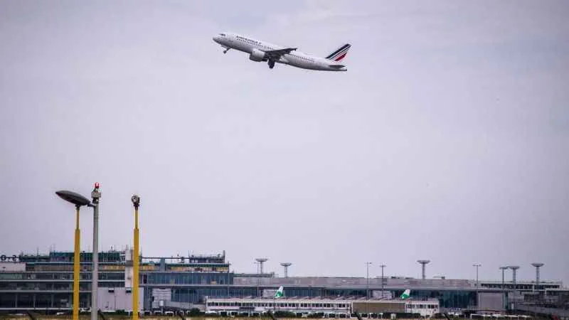 Uçağın iniş takımlarına gizlenerek Cezayir'den Fransa'ya uçtu