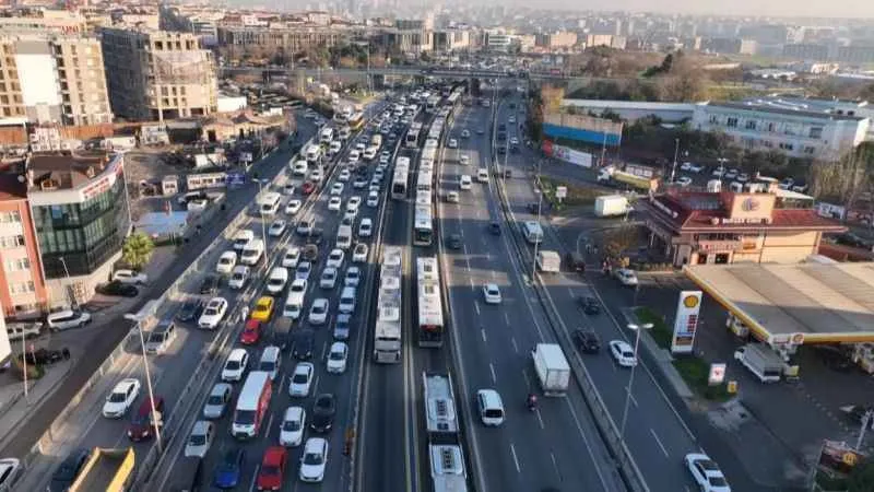 Metrobüs yolundaki çalışma trafiği durma noktasına getirdi