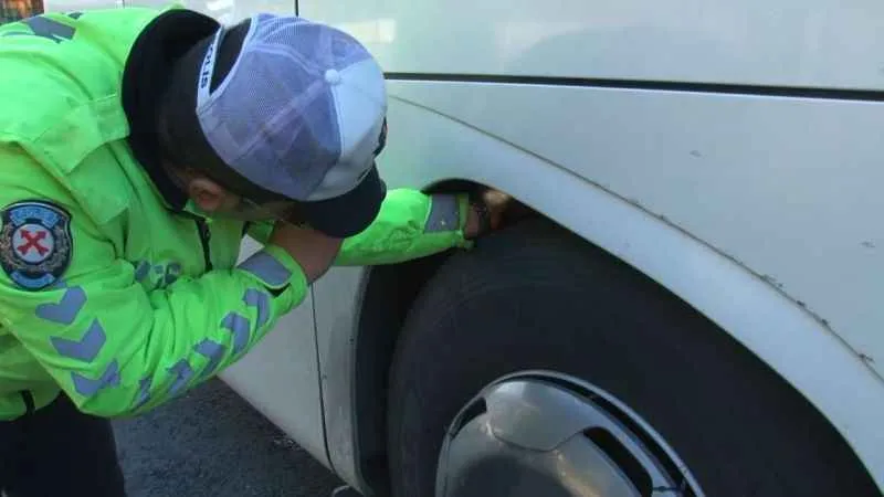 Otogardaki otobüslere kış lastiği denetimi