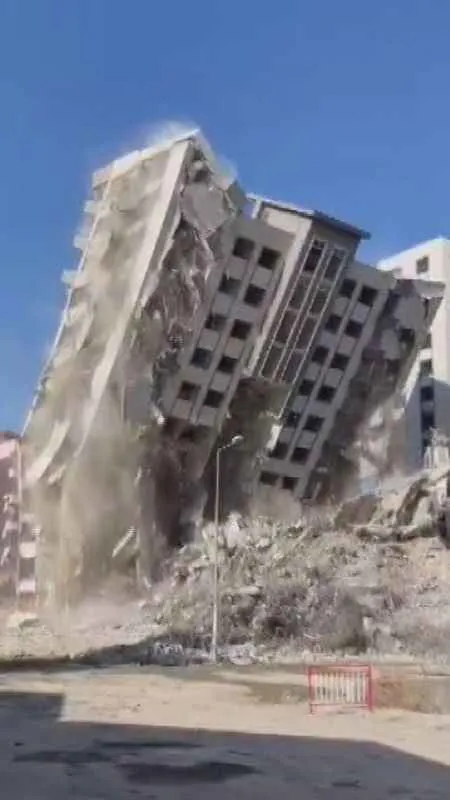 15 katlı bina yerle bir oldu