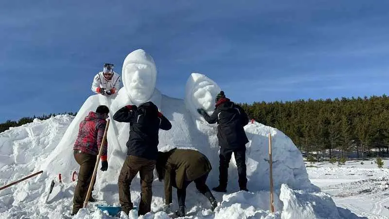 Sarıkamış’ta şehitler için kardan heykeller yapılıyor