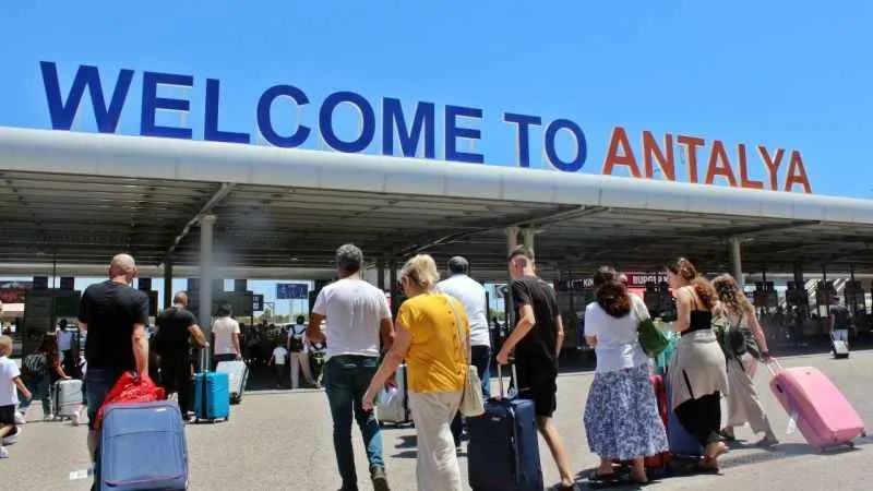 Antalya’ya yılın son haftasında hava yoluyla 121 bin 139 turist geldi