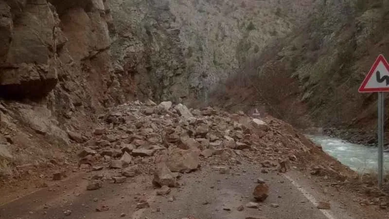 Artvin - Ardahan yolu heyelan sebebiyle kapandı