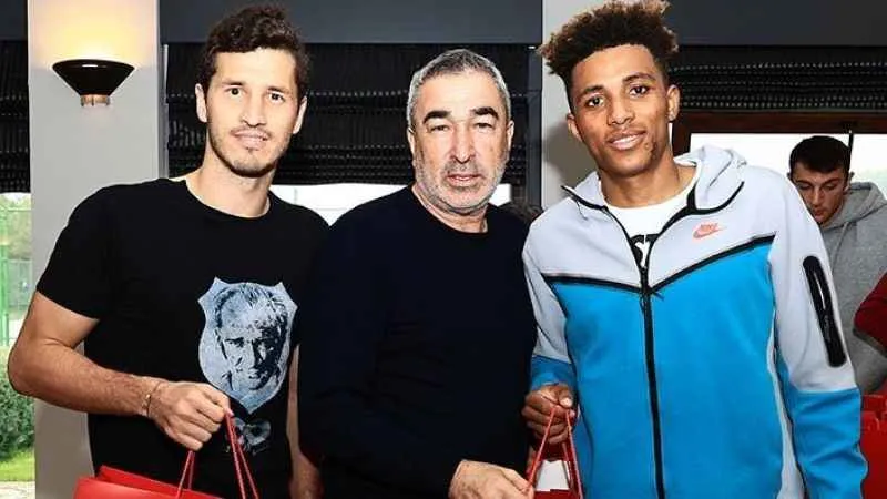 Feyyaz Uçar ve Samet Aybaba oyuncuların yeni yılını kutladı