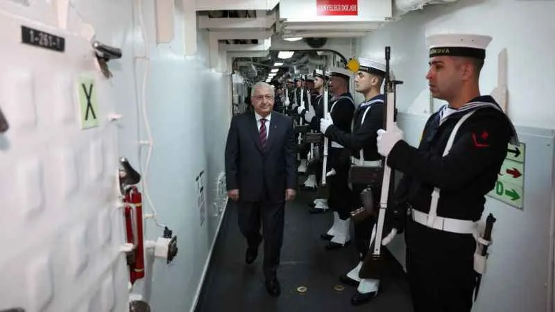 Bakan Güler ve beraberindekiler TCG GÖKOVA'daki denizcilerin yeni yılını kutladı