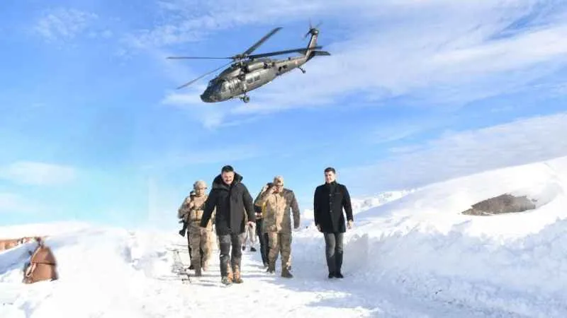 Vali Tekbıyıkoğlu yeni yıla 2180 rakımlı üs bölgesinde girdi