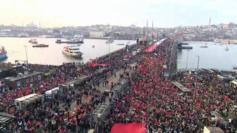 Galata Köprüsü'nde Filistin'e destek yürüyüşü
