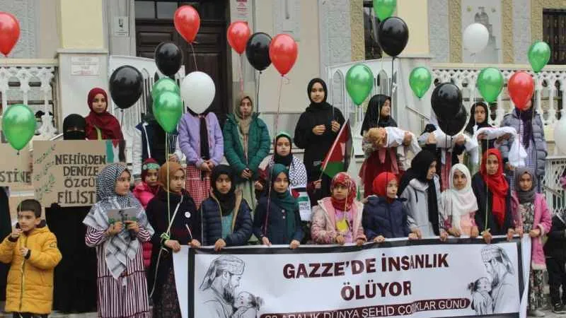 Denizli'de balonlar Filistinli çocuklar için bırakıldı