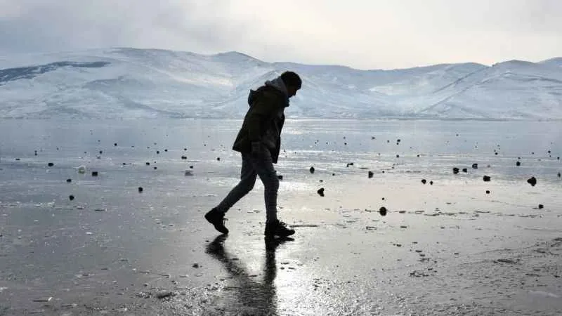 Çıldır Gölü buz tuttu, misafirlerini ağırlamaya başladı