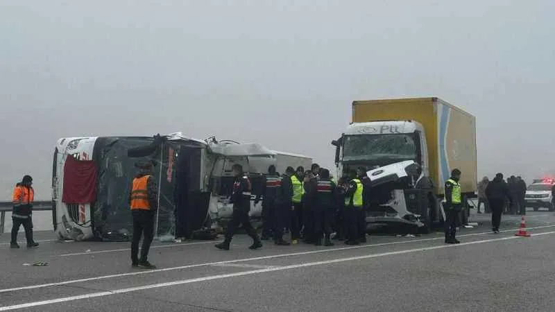 Malatya'da yolcu otobüsü devrildi: Çok sayıda ölü ve yaralı var