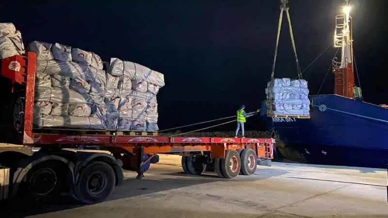 Kızılay’ın yardım gemisindeki malzemeler Gazze’ye girmeye başladı