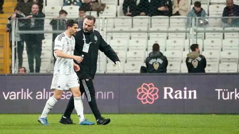 Başına darbe alan Necip Uysal maça devam edemedi