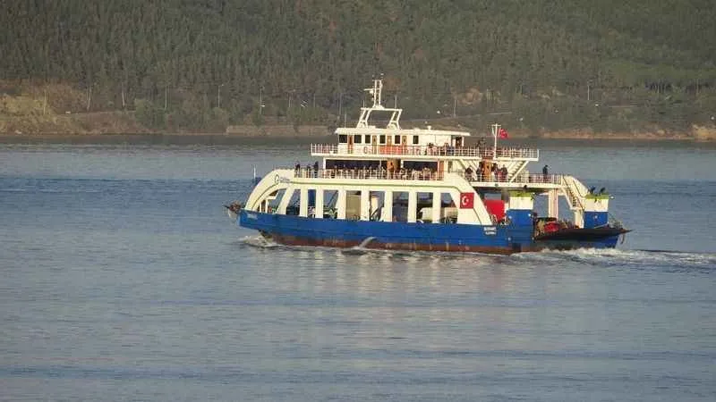 Feribot seferlerine fırtına engeli